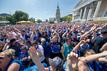 Auf dem Karolinenplatz in der Innenstadt von Darmstadt feiern zahlreiche Fans den Aufstieg.