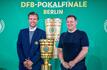 Die beiden Sportvorstände Markus Krösche (Eintracht Frankfurt) und Max Eberl (RB Leipzig) bei der Pokal-Übergabe in Berlin.