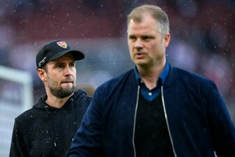 Müssen den Weg in die Relegation antreten: Stuttgarts Trainer Sebastian Hoeneß (l) und Sportdirektor Fabian Wohlgemuth (r). Müssen den Weg in die Relegation antreten: Stuttgarts Trainer Sebastian Hoeneß (l) und Sportdirektor Fabian Wohlgemuth (r).