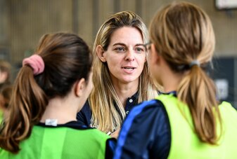 Die ehemalige deutsche Fußball-Nationalspielerin Nia Künzer hält die Fußballerinnen des VfL Wolfsburg für beliebter als deren männliche Vereinskollegen. Die ehemalige deutsche Fußball-Nationalspielerin Nia Künzer hält die Fußballerinnen des VfL Wolfsburg für beliebter als deren männliche Vereinskollegen.