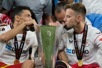 Völlig erschöpft: Sevillas Ivan Rakitic (r) und Kapitän Jesús Navas mit dem Siegerpokal. Völlig erschöpft: Sevillas Ivan Rakitic (r) und Kapitän Jesús Navas mit dem Siegerpokal.