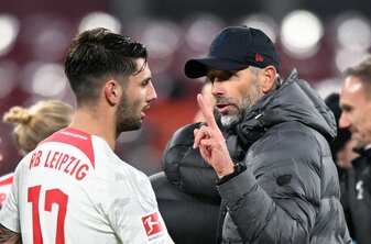 Leipzigs Trainer Marco Rose im Gespräch mit Dominik Szoboszlai. Leipzigs Trainer Marco Rose im Gespräch mit Dominik Szoboszlai.