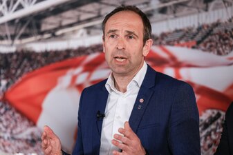 Fortuna Düsseldorf will Fußballfans in der kommenden Saison bei mindestens drei Zweitliga-Heimspielen freien Eintritt gewähren. Fortuna Düsseldorf will Fußballfans in der kommenden Saison bei mindestens drei Zweitliga-Heimspielen freien Eintritt gewähren.
