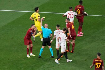 Der britische Schiedsrichter Anthony Taylor zeigt Roms Lorenzo Pellegrini die gelbe Karte. Der britische Schiedsrichter Anthony Taylor zeigt Roms Lorenzo Pellegrini die gelbe Karte.