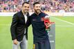 Xavi Hernandez (l) hofft weiter auf eine Rückkehr von Messi zum FC Barcelona.