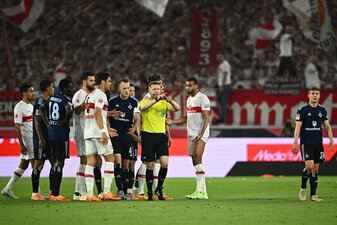 Schiedsrichter Tobias Welz wird nach VAR-Auswertung die rote Karte für Hamburgs Anssi Suhonen (r) bestätigen. Schiedsrichter Tobias Welz wird nach VAR-Auswertung die rote Karte für Hamburgs Anssi Suhonen (r) bestätigen.