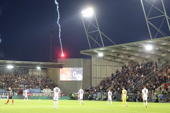 Bielefelder Fans zünden Raketen. Bielefelder Fans zünden Raketen.