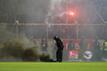 Bielefelder Fans hatten in Wiesbaden Leuchtraketen auf das Spielfeld geworfen.