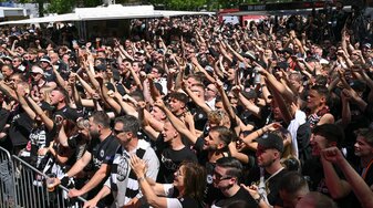 Tausende Eintracht-Fans feiern beim Fanfest auf dem Breitscheidplatz. Tausende Eintracht-Fans feiern beim Fanfest auf dem Breitscheidplatz.