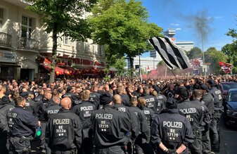 Zahlreiche Polizisten sichern den Eintracht-Fanmarsch zum Stadion ab. Zahlreiche Polizisten sichern den Eintracht-Fanmarsch zum Stadion ab.