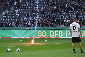 Pyrotechnik fliegt während des Aufwärmens auf den Rasen. Pyrotechnik fliegt während des Aufwärmens auf den Rasen.