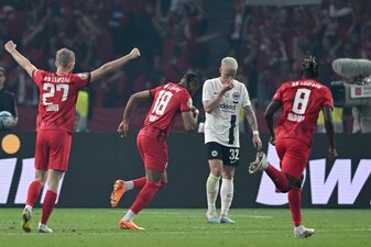 Wegen der Niederlage im Pokalfinale spielen Philipp Max (2.v.r.) und die Eintracht nächste Saison in der Conference League. Wegen der Niederlage im Pokalfinale spielen Philipp Max (2.v.r.) und die Eintracht nächste Saison in der Conference League.