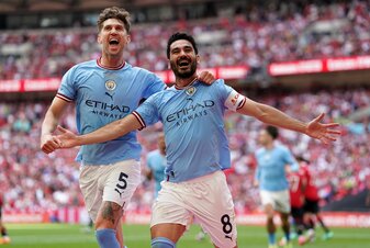 Ilkay Gündogan (r) von Manchester City feiert mit seinem Teamkollegen John Stones (l). Ilkay Gündogan (r) von Manchester City feiert mit seinem Teamkollegen John Stones (l).