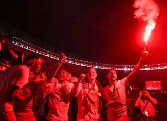 Leipzigs Dominik Szoboszlai (r) feiert den RB-Pokalsieg mit einer Pyro-Fackel. Leipzigs Dominik Szoboszlai (r) feiert den RB-Pokalsieg mit einer Pyro-Fackel.
