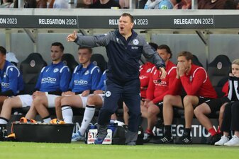 Bielefelds Trainer Uwe Koschinat erteilt seinen Spielern während einer Partie Anweisungen. Bielefelds Trainer Uwe Koschinat erteilt seinen Spielern während einer Partie Anweisungen.