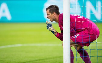 Schalke verlängerte den Vertrag mit Torwart Michael Langer. Schalke verlängerte den Vertrag mit Torwart Michael Langer.