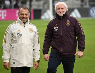 Bundestrainer Hansi Flick (l) und DFB-Sportdirektor Rudi Völler stehen zusammen. Bundestrainer Hansi Flick (l) und DFB-Sportdirektor Rudi Völler stehen zusammen.