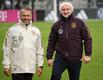 Bundestrainer Hansi Flick (l) und DFB-Sportdirektor Rudi Völler stehen zusammen.