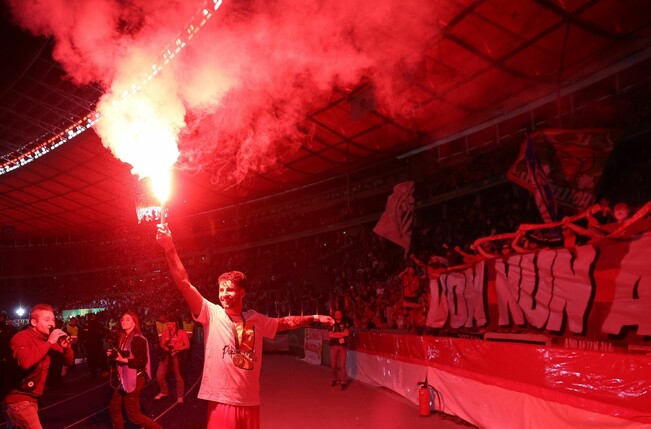 Leipzigs Dominik Szoboszlai feierte den Pokalsieg mit einer Pyro-Fackel.