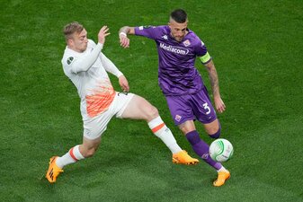 West-Ham-Profi Jarrod Bowen (l) im Zweikampf mit Cristiano Biraghi vom AC Florenz. West-Ham-Profi Jarrod Bowen (l) im Zweikampf mit Cristiano Biraghi vom AC Florenz.