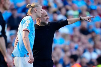 Pep Guardiola (r), Trainer von Manchester City, spricht mit Erling Haaland von Manchester City. Guardiola und Haaland stehen auch im Champions-League-Finale im Fokus. Pep Guardiola (r), Trainer von Manchester City, spricht mit Erling Haaland von Manchester City. Guardiola und Haaland stehen auch im Champions-League-Finale im Fokus.