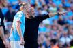 Pep Guardiola (r), Trainer von Manchester City, spricht mit Erling Haaland von Manchester City. Guardiola und Haaland stehen auch im Champions-League-Finale im Fokus.