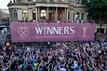 Die Spieler von West Ham United feiern in der Old Town Hall mit ihren Fans nach dem 2:1-Sieg gegen den AC Florenz im Finale der Europa Conference League. West-Ham gewann den ersten Titel seit 43 Jahre