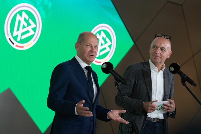 Bundeskanzler Olaf Scholz (l) und DFB-Präsident Bernd Neuendorf.