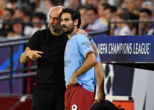 Ilkay Gündogan (r) von Manchester City steht mit Manchester Citys Cheftrainer Pep Guardiola an der Seitenlinie.
