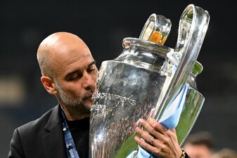 Manchesters Trainer Pep Guardiola küsst die Trophäe. Manchesters Trainer Pep Guardiola küsst die Trophäe.