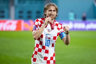 Kroatiens Luka Modric beißt nach der Siegerehrung in die Medaille und jubelt. In dieser Woche will der Real-Star die Nations League gewinnen. Kroatiens Luka Modric beißt nach der Siegerehrung in die Medaille und jubelt. In dieser Woche will der Real-Star die Nations League gewinnen.