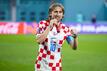 Kroatiens Luka Modric beißt nach der Siegerehrung in die Medaille und jubelt. In dieser Woche will der Real-Star die Nations League gewinnen.