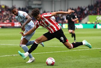 Kevin Schade (r) spielt in der Premier League für den FC Brentford. Kevin Schade (r) spielt in der Premier League für den FC Brentford.