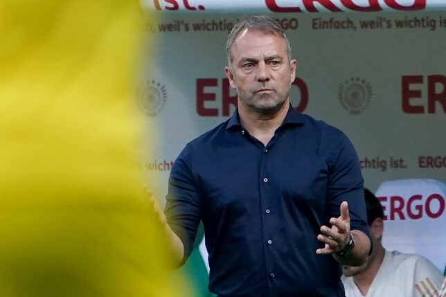 Deutschlands Trainer Hansi Flick steht am Spielfeldrand.