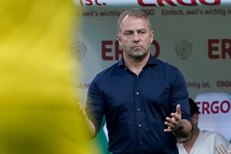 Deutschlands Trainer Hansi Flick steht am Spielfeldrand. Deutschlands Trainer Hansi Flick steht am Spielfeldrand.