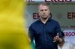Deutschlands Trainer Hansi Flick steht am Spielfeldrand.