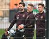 Die Torhüter Kevin Trapp (l-r), Marc-André ter Stegen und Bernd Leno stehen beim Training der Nationalmannschaft auf dem Trainingsplatz des DFB-Campus zusammen.