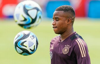Youssoufa Moukoko spielt auf dem Trainingsplatz den Ball. Youssoufa Moukoko spielt auf dem Trainingsplatz den Ball.