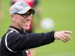 Peter Stöger freut sich über einen vielseitigen Neuzugang. Foto: Marius Becker