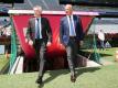 Bayern-Trainer Carlo Ancelotti (l) betritt nach einer Pressekonferenz zusammen mit Karl-Heinz Rummenigge das Stadion. Foto: A. Beier/Getty Images for FC Bayern/dpa