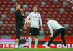 Polens Arkadiusz Milik (r-l) Robert Lewandowski und ein polnisches Teammitglied unterhalten sich beim Abschlusstraining im Nationalstadion.