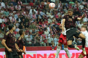 Deutschlands Malick Thiaw (r) kommt gegen Polens Jan Bednarek zum Kopfball. Deutschlands Malick Thiaw (r) kommt gegen Polens Jan Bednarek zum Kopfball.