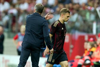 Bundestrainer Hansi Flick (l) klatscht mit Deutschlands Joshua Kimmich nach dessen Auswechslung ab. Bundestrainer Hansi Flick (l) klatscht mit Deutschlands Joshua Kimmich nach dessen Auswechslung ab.