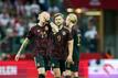 Deutschlands (l-r) Marius Wolf, Niclas Füllkrug und Julian Brandt stehen nach dem Spiel auf dem Platz.