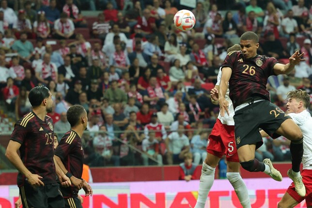 Deutschlands Malick Thiaw (r) kommt gegen Polens Jan Bednarek zum Kopfball.