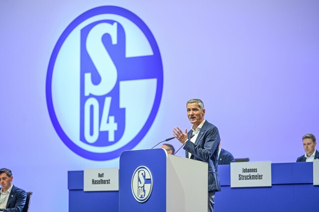 Schalkes Vorstand Bernd Schröder hält eine Rede.