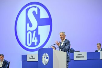 Schalkes Vorstand Bernd Schröder hält eine Rede. Schalkes Vorstand Bernd Schröder hält eine Rede.