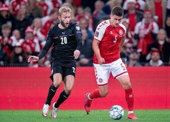 Dänemarks Joakim Maehle (r) im Zweikampf mit Österreichs Konrad Laimer. Dänemarks Joakim Maehle (r) im Zweikampf mit Österreichs Konrad Laimer.