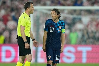 Schiedsrichter Felix Zwayer aus Deutschland spricht mit dem kroatischen Spieler Luka Modric. Schiedsrichter Felix Zwayer aus Deutschland spricht mit dem kroatischen Spieler Luka Modric.