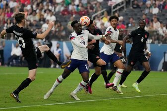 Folarin Balogun (USA, M,l) und Stephen Eustaquio (Kanada, M,r) kämpfen um den Ball. Folarin Balogun (USA, M,l) und Stephen Eustaquio (Kanada, M,r) kämpfen um den Ball.